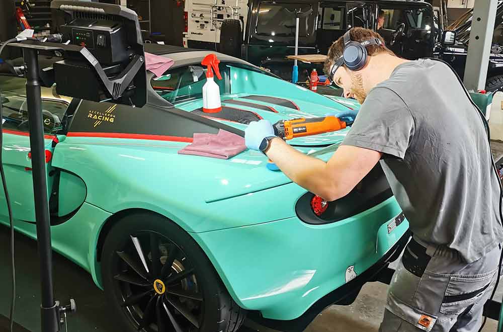 Arbeiter repariert ein Auto